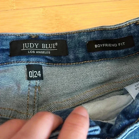Judy Blue Boyfriend Fit Distressed Denim Jeans size 0/24 - Picture 3 of 11